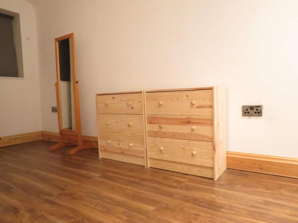 Modern Split Level Flat In Croydon * Londres
